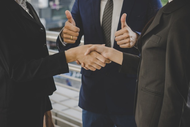 business-people-shaking-hands-finishing-up-meeting-deals-business-concept_1150-2981